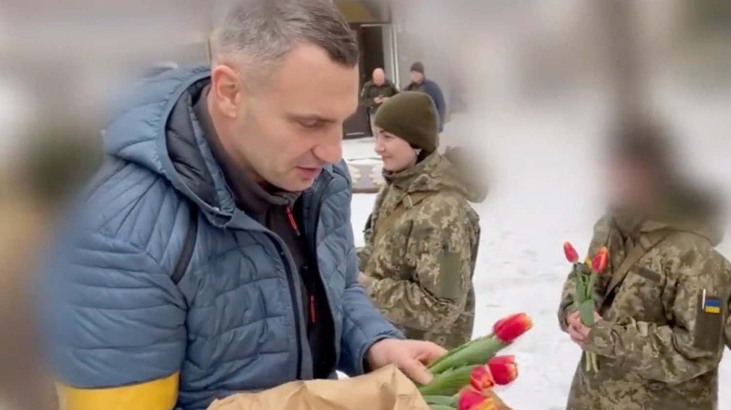 Witalij Kliczko z okazji Dnia Kobiet pojawił się ze świąteczną wizytą u żołnierek broniących stolicy Ukrainy.