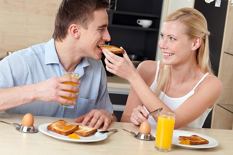 Jeść więcej na śniadanie, czy na obiad? Ostatni posiłek o godz. 18, czy kilka godzin przed snem? Na temat sprawdza mity na temat żywienia w ciągu dnia.