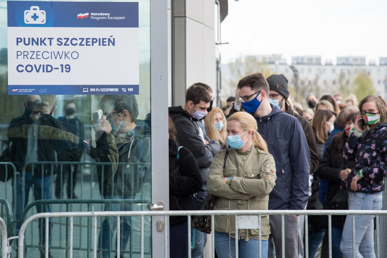 Jakie działania wobec osób niezaszczepionych powinien podjąć polski rząd? – m.in. na to pytanie odpowiedział w rozmowie z naTemat.pl wirusolog dr. Tomasz Dzieciątkowski.