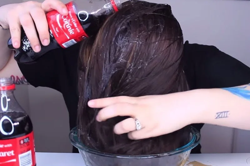 Czy Coca-Cola naprawdę sprawi, że nasze włosy będą piękne?