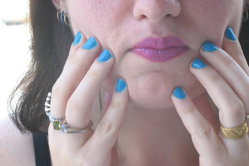 Dotykając dłońmi twarzy przenosimy na skórę różne bakterie i drobnoustroje.