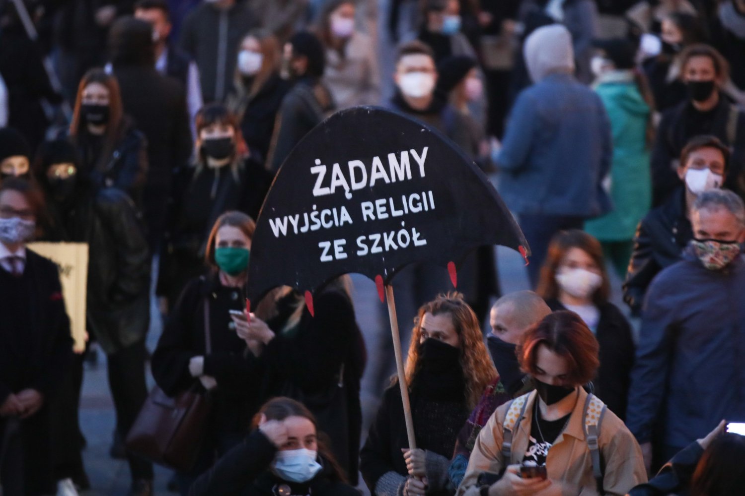 Z najnowszego sondażu Ipsos dla OKO.press wynika, że aż 66 proc. Polaków chce, by ze szkół zniknęły lekcje religii.