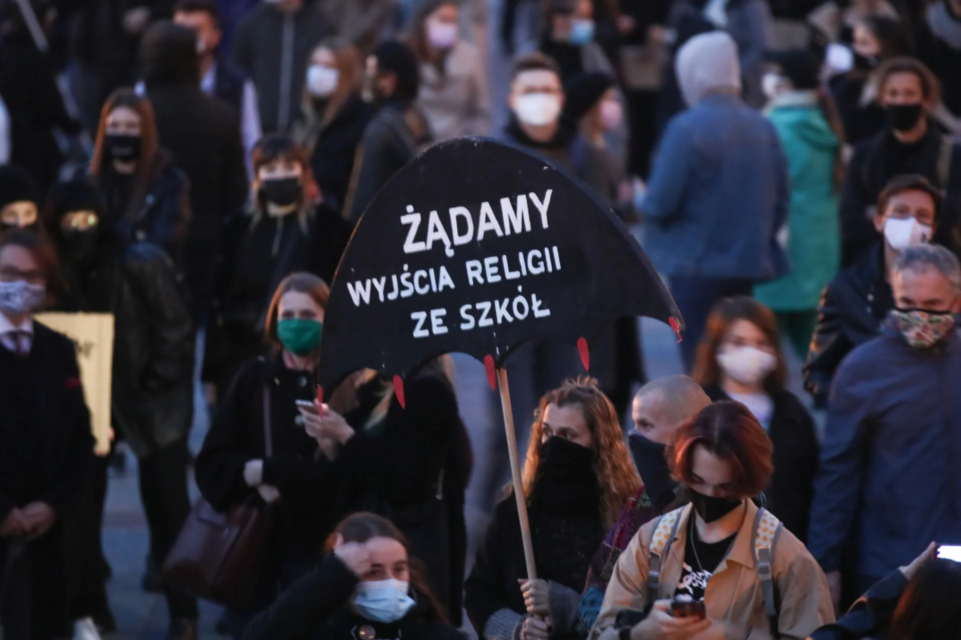 Z najnowszego sondażu Ipsos dla OKO.press wynika, że aż 66 proc. Polaków chce, by ze szkół zniknęły lekcje religii.