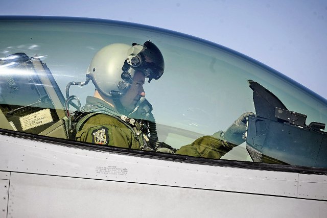 Polski pilot za sterami F-16. W zeszłym roku Rosja ponad 150 razy zbliżała się do strefy powietrznej NATO