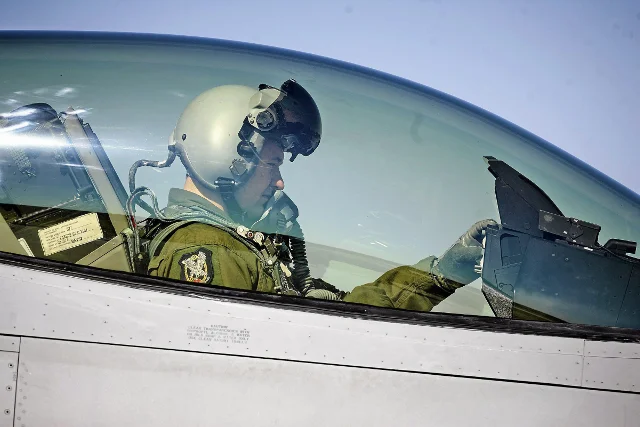 Polski pilot za sterami F-16. W zeszłym roku Rosja ponad 150 razy zbliżała się do strefy powietrznej NATO
