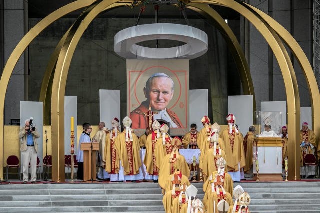 Czerwcowa msza święta przed Świątynią Opatrzności Bożej, którą odprawiono w związku z kanonizacją Jana Pawła II