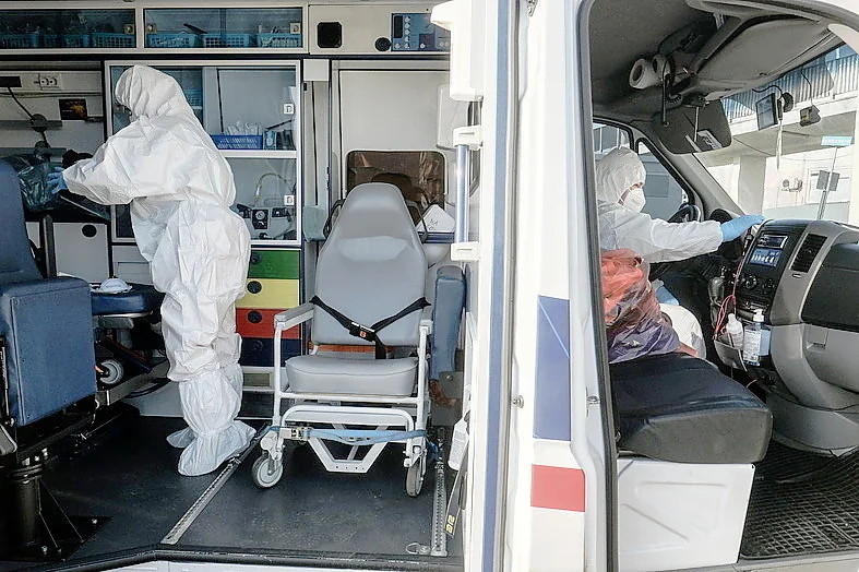 Szczepienia przeciwko COVID: czy NFZ zapłaci za transport chorego pacjenta?
