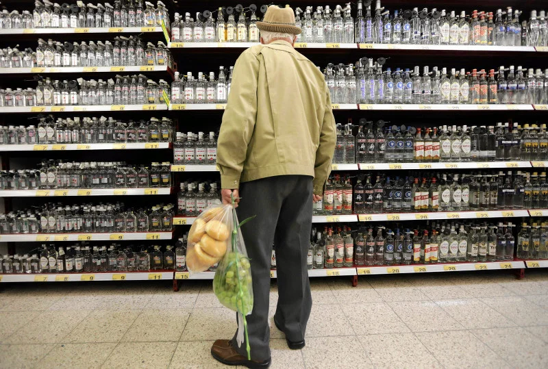 W Polsce łatwiej dziś kupić butelkę wódki niż chleb - alarmują media.