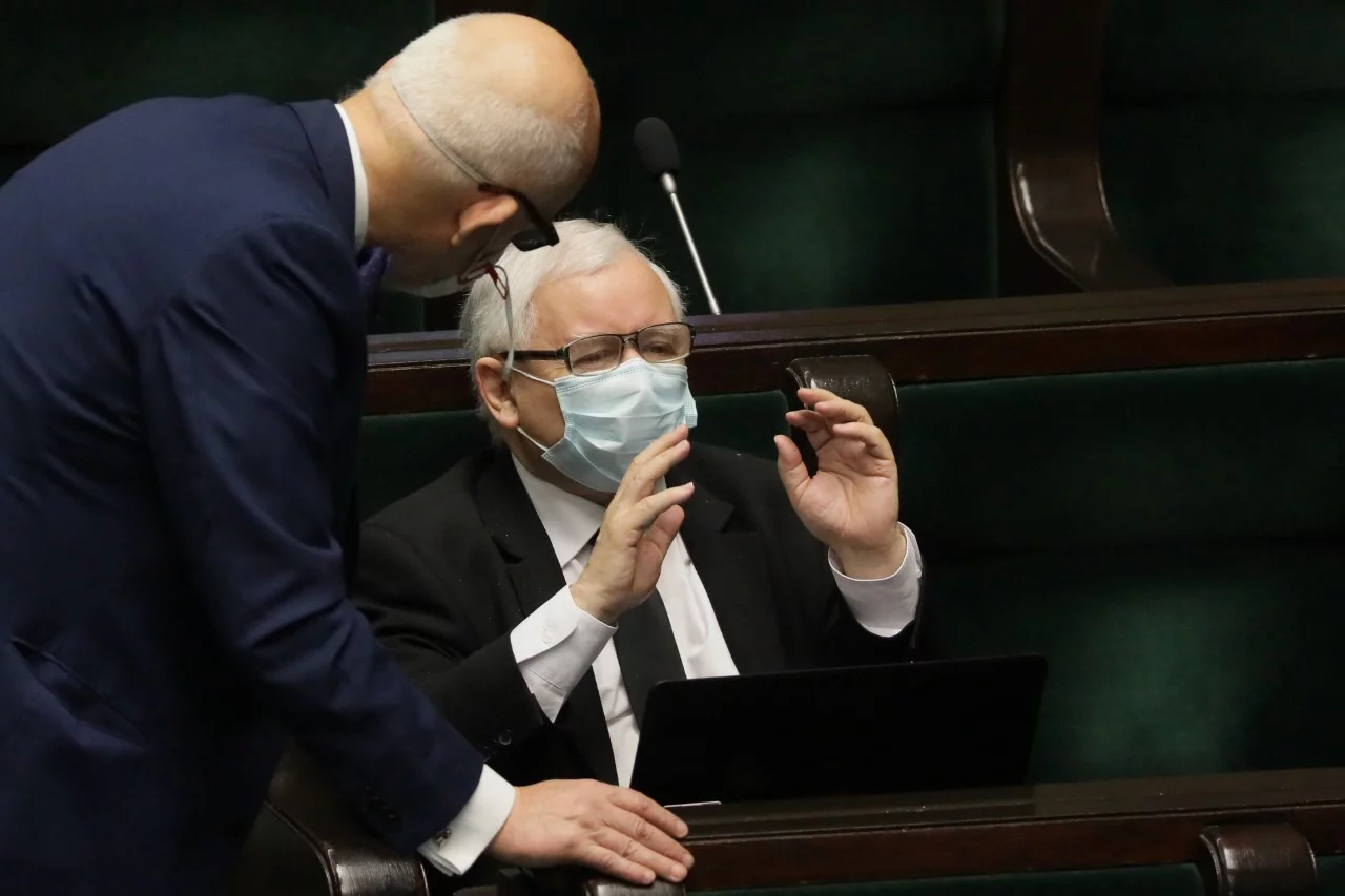 PiS chce zmienić jeden przepis w ustawie covidowej. Prawnicy komentują, że może oznaczać to bezkarność w imię walki z koronawirusem.