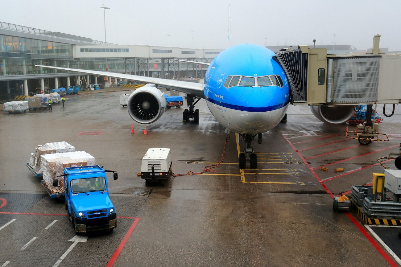 Incydent na lotnisku w Amsterdamie. Polacy wyprowadzeni za brak maseczek. Zdjęcie ilustracyjne. Incydent na lotnisku w Amsterdamie. Polacy wyprowadzeni za brak maseczek. Zdjęcie ilustracyjne.