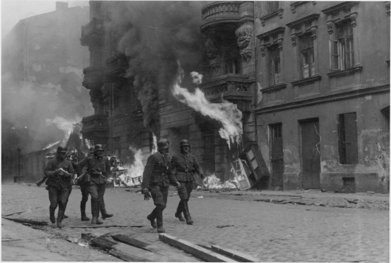 Fotografia z Raportu Stroopa. Oryginalny niemiecki podpis: „Drużyna szturmowa”