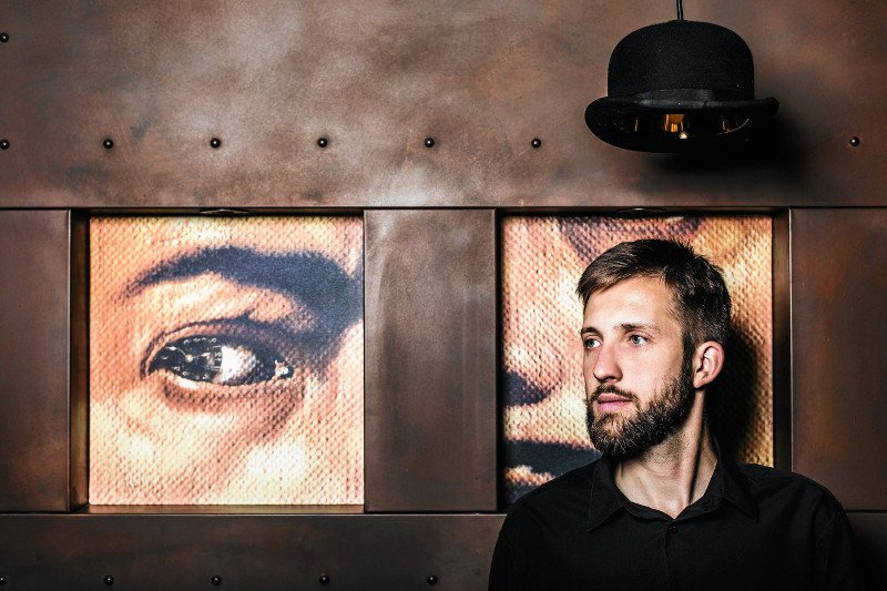 Jakub Kornhauser nie wstydzi się swoich żydowskich korzeni, jest z nich nawet dumny.