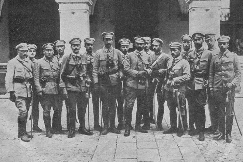 Józef Piłsudski ze swoim sztabem z I Kompanii Kadrowej w Kielcach w 1914 r.