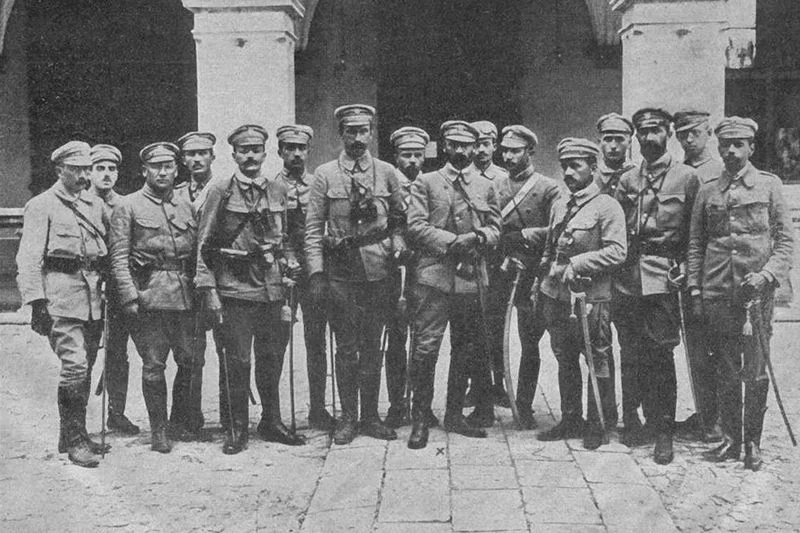 Józef Piłsudski ze swoim sztabem z I Kompanii Kadrowej w Kielcach w 1914 r.