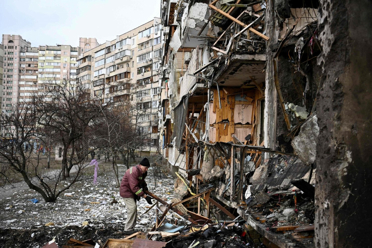 Kijów nie jest oblężony, ale miasto cały czas atakują Rosjanie.