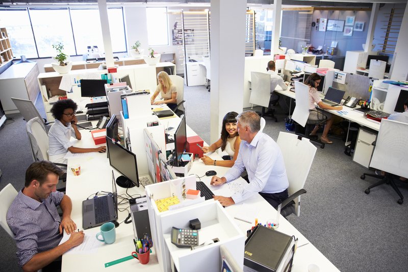 Krótkie spodnie w biurze? Są równie nieodpowiednie, co japonki czy spódniczka mini