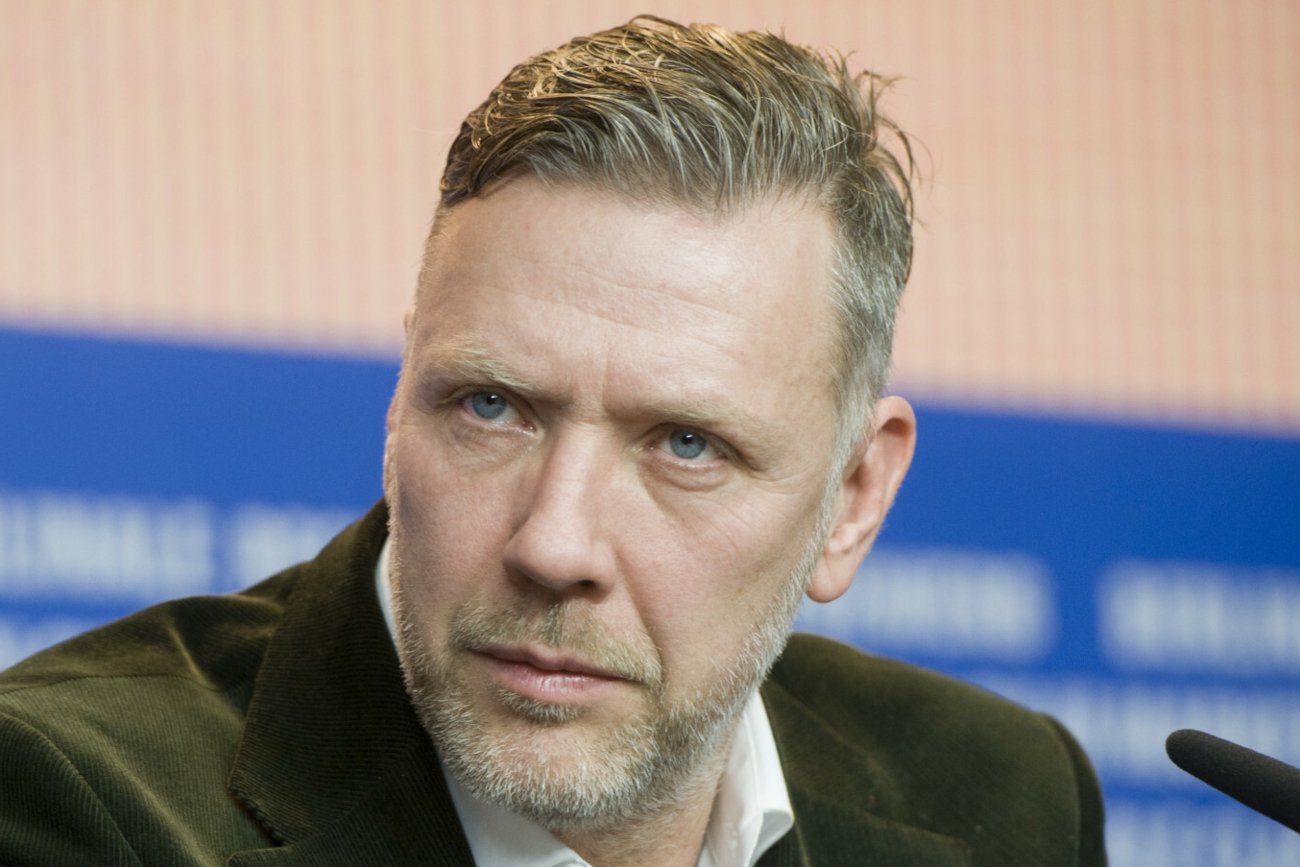 Gwiazda "Sex Education" Mikael Persbrandt oskarżony o molestowanie seksualne.