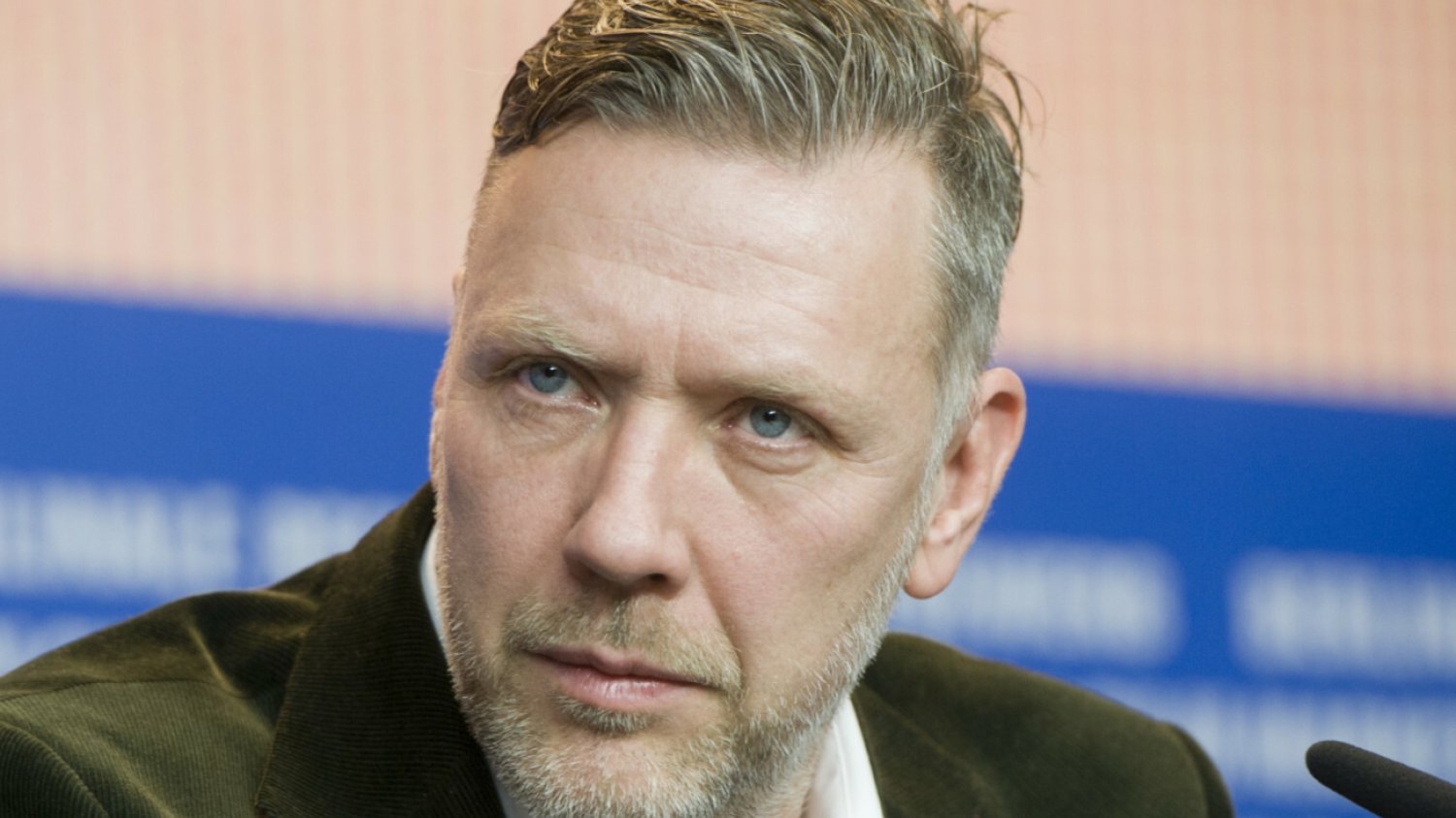 Gwiazda "Sex Education" Mikael Persbrandt oskarżony o molestowanie seksualne.