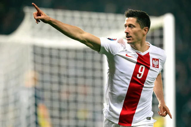 Robert Lewandowski podczas meczu ze Szkotami
