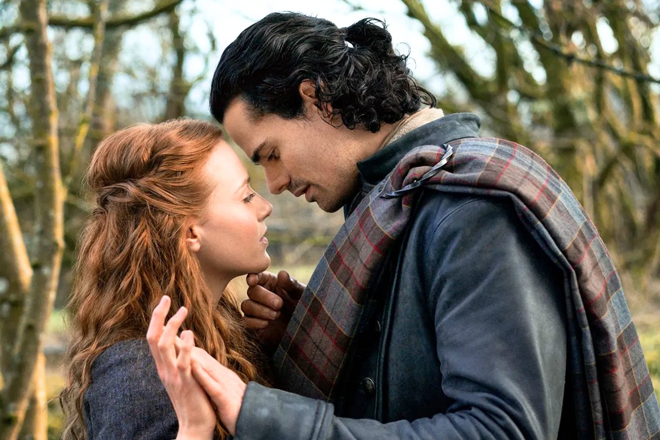 Fani są zachwyceni prequelem "Outlandera". Wiemy, kto i dlaczego cofnął się w czasie