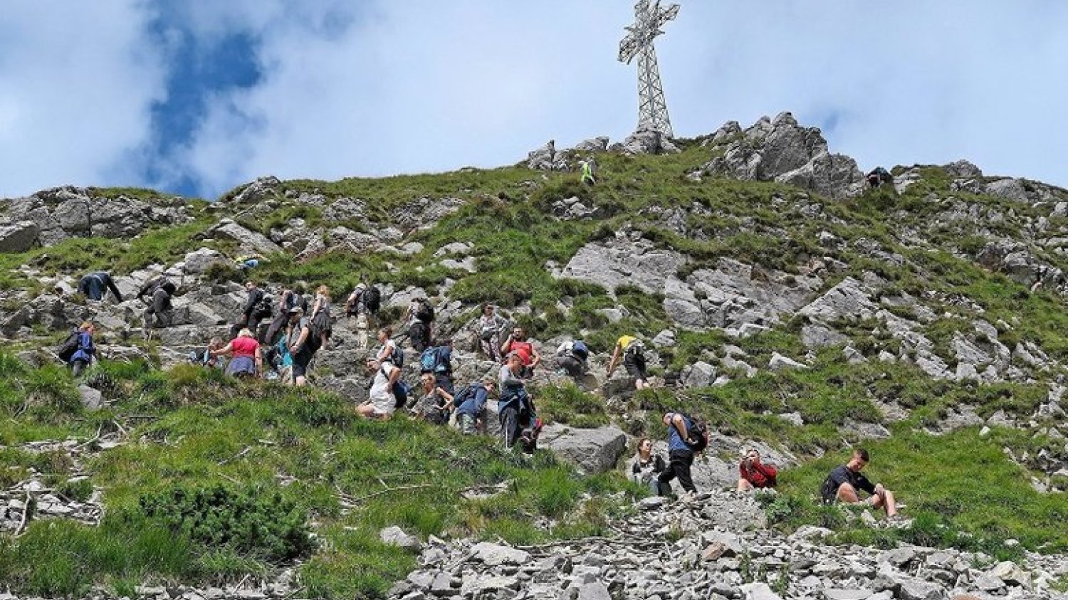 Turyści lekceważą zakaz wchodzenia na Giewont, który wydano po gwałtownej burzy.