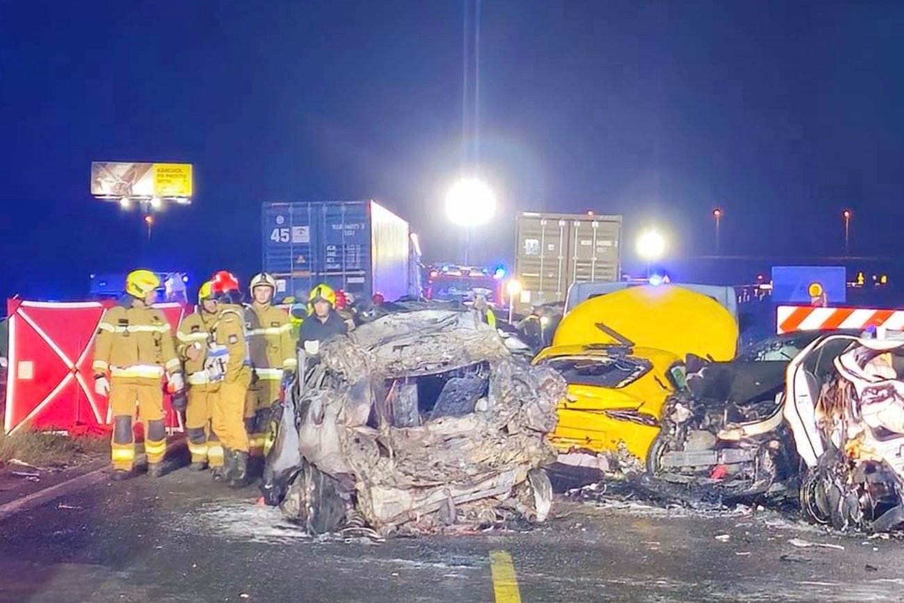 Potwierdzono tożsamość kolejnych ofiar karambolu na S7. To również dzieci.