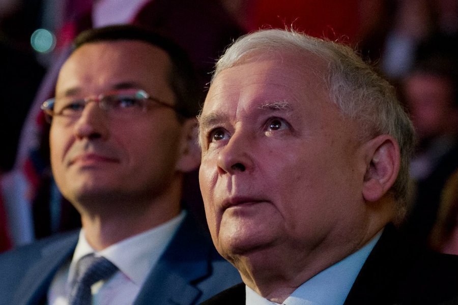 Jarosław Kaczyński podczas tajnej narady miał jasno dać do zrozumienia, że wymiany premiera nie będzie. Mateusz Morawiecki może na razie spać spokojnie.