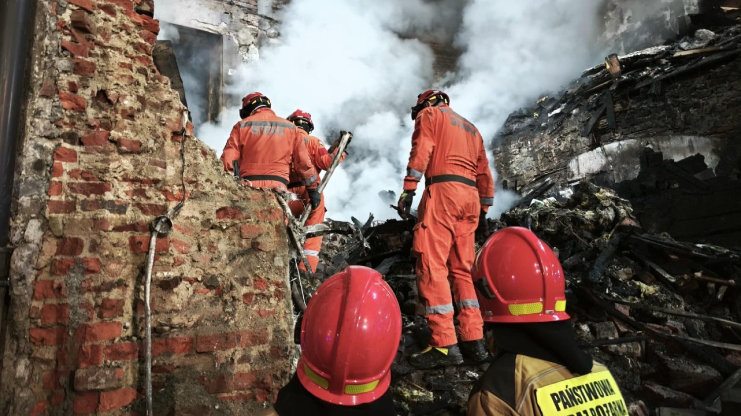 Koniec akcji ratowniczej w Cieszynie. Strażacy odnaleźli ciała poszukiwanych dwóch osób. Koniec akcji ratowniczej w Cieszynie. Strażacy odnaleźli ciała dwóch poszukiwanych osób.