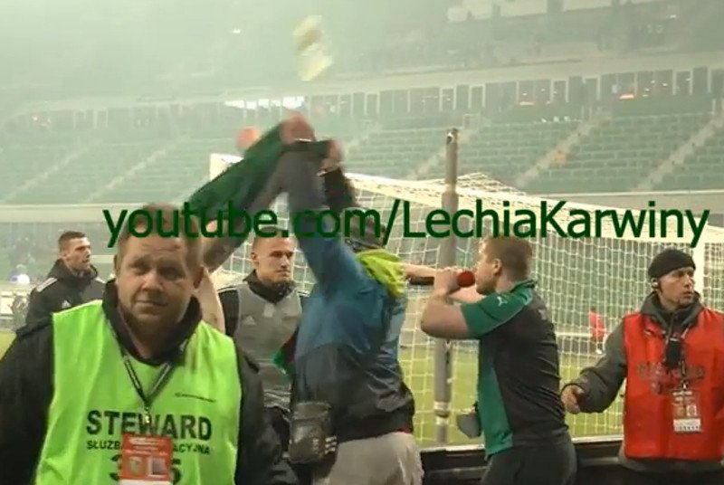 Chuligani chcieli zedrzeć koszulki piłkarzom WKS-u.