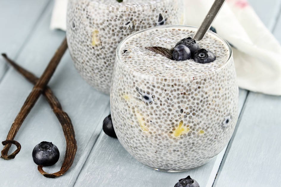 Koktajl z jagodami i ziarnami chia i wody kokosowej na dzień dobry, to zdrowsza wersja tego klasycznego, którego  bazą jest jogurt czy kefir