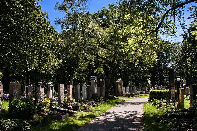 Czy w biznesie pogrzebowym potrzebna jest personalizacja nagrobków?