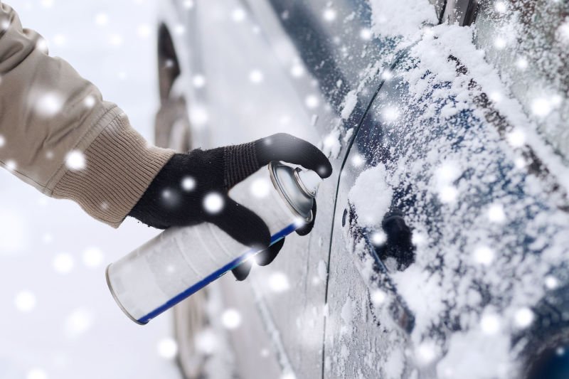 Zimą najlepiej mieć przy sobie odmrażacz do zamków.