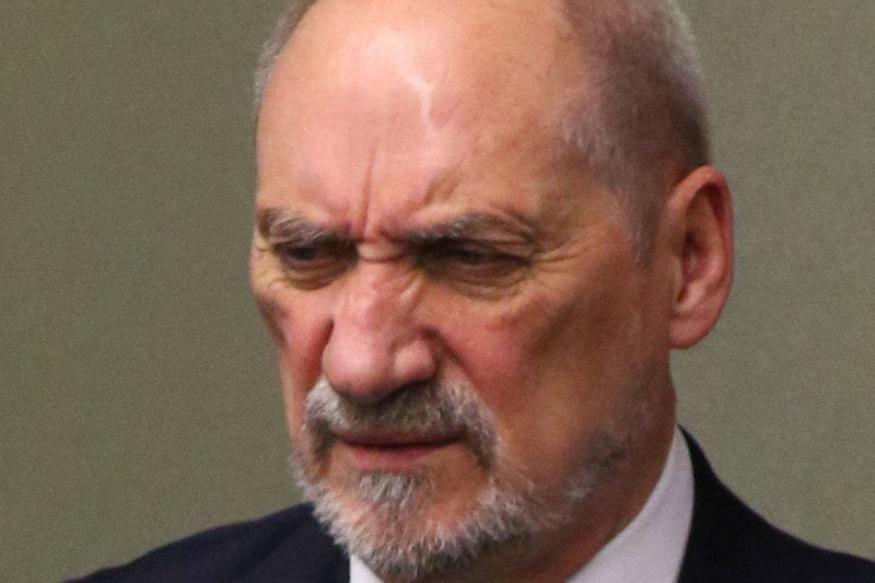 Macierewicz pokonany! Dziennikarz wygrał z szefem MON, sąd stwierdził "rażące naruszenie prawa".