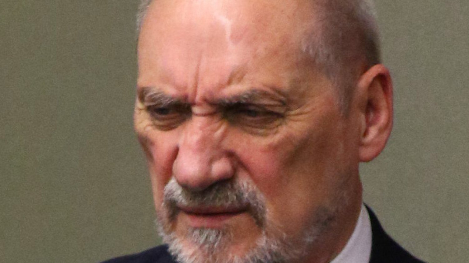 Macierewicz pokonany! Dziennikarz wygrał z szefem MON, sąd stwierdził "rażące naruszenie prawa".