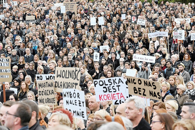 Już jutro "Czarny Wtorek". Tysiące Polek znowu ma wyjść na ulice, by zaprotestować przeciwko Prawu i Sprawiedliwości.