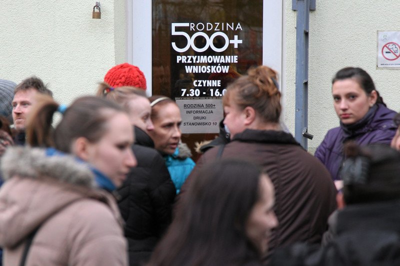 Kolejka przed jednym z punktów przyjmowania wniosków o 500+.