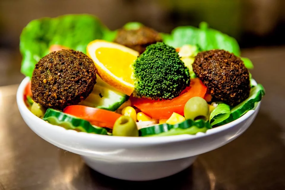 sałata z falafelami