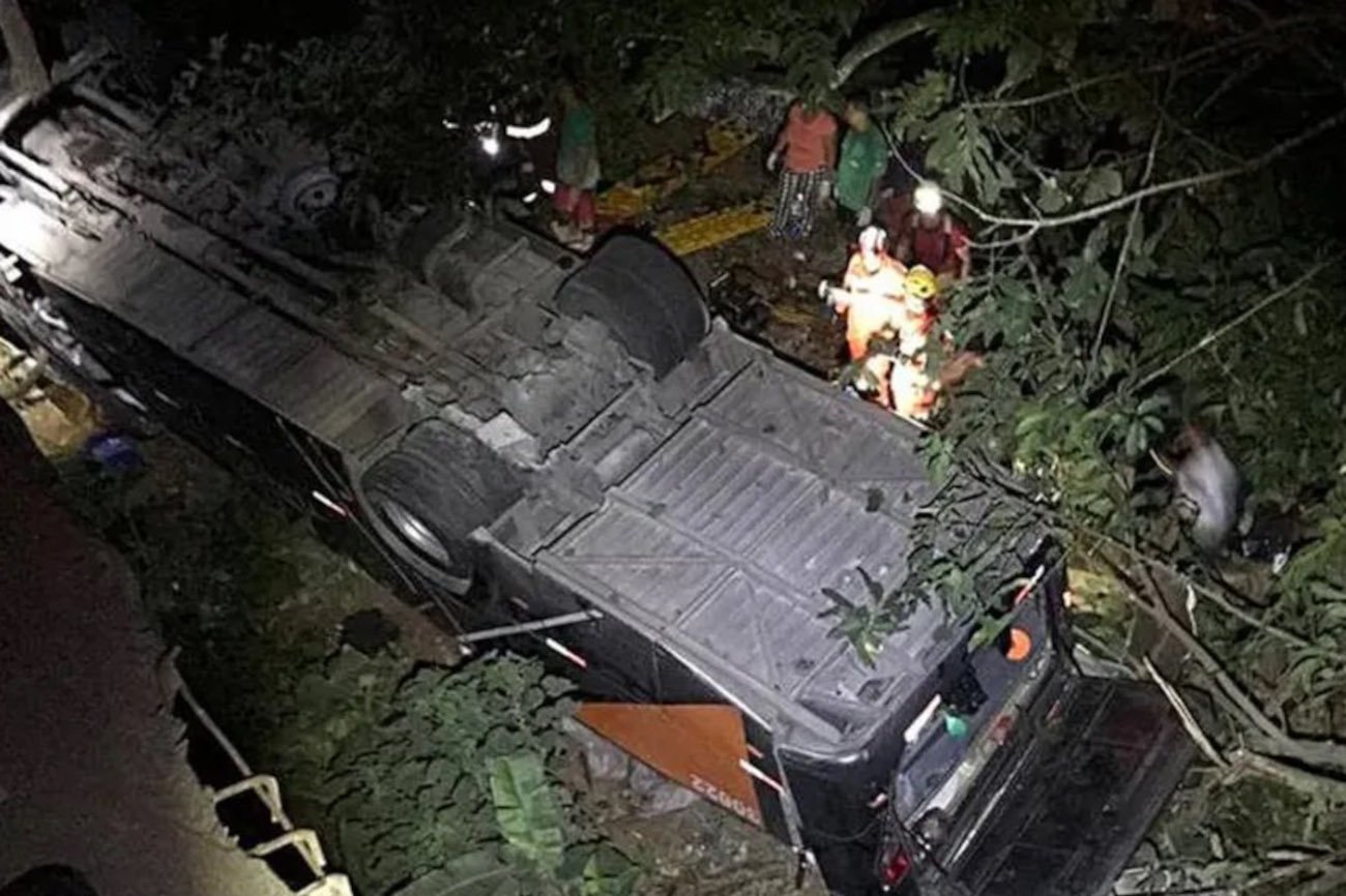 Autokar z młodymi piłkarzami Vila Maria Helena spadł z mostu. W wyniku wypadku zginęła trójka młodych zawodników.