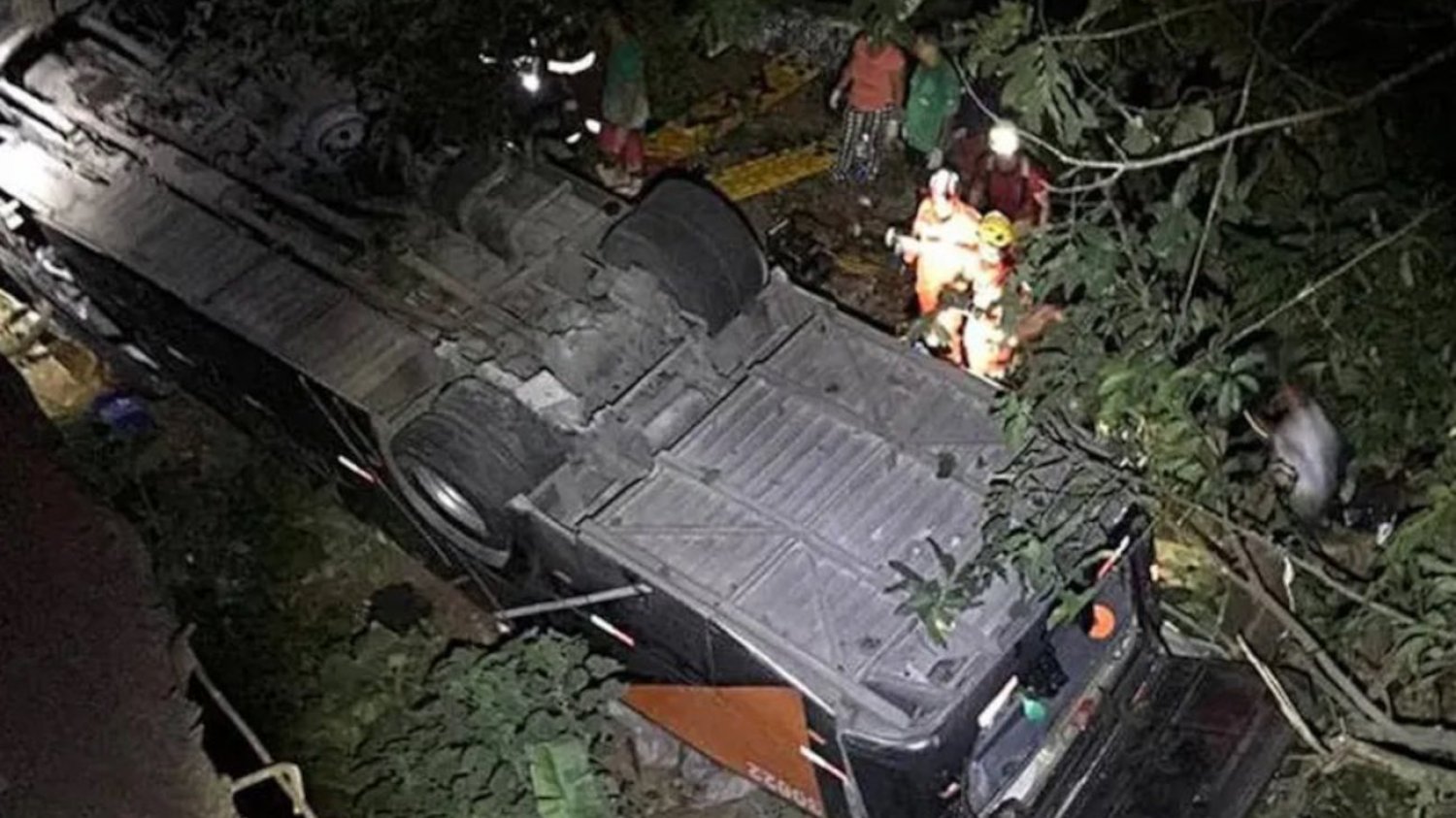 Autokar z młodymi piłkarzami Vila Maria Helena spadł z mostu. W wyniku wypadku zginęła trójka młodych zawodników.