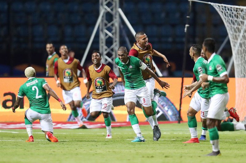 Madagaskar świętuje swój sukces w Pucharze Narodów Afryki. Debiutanci zagrają w ćwierćfinale turnieju.