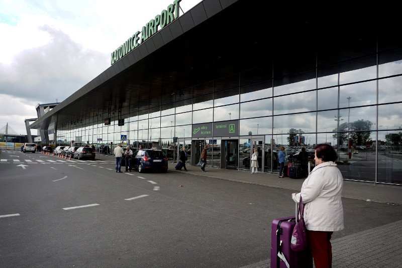 28-letni pasażer został przewieziony z lotniska w Pyrzowicach do szpitala w związku z podejrzeniem koronawirusa.