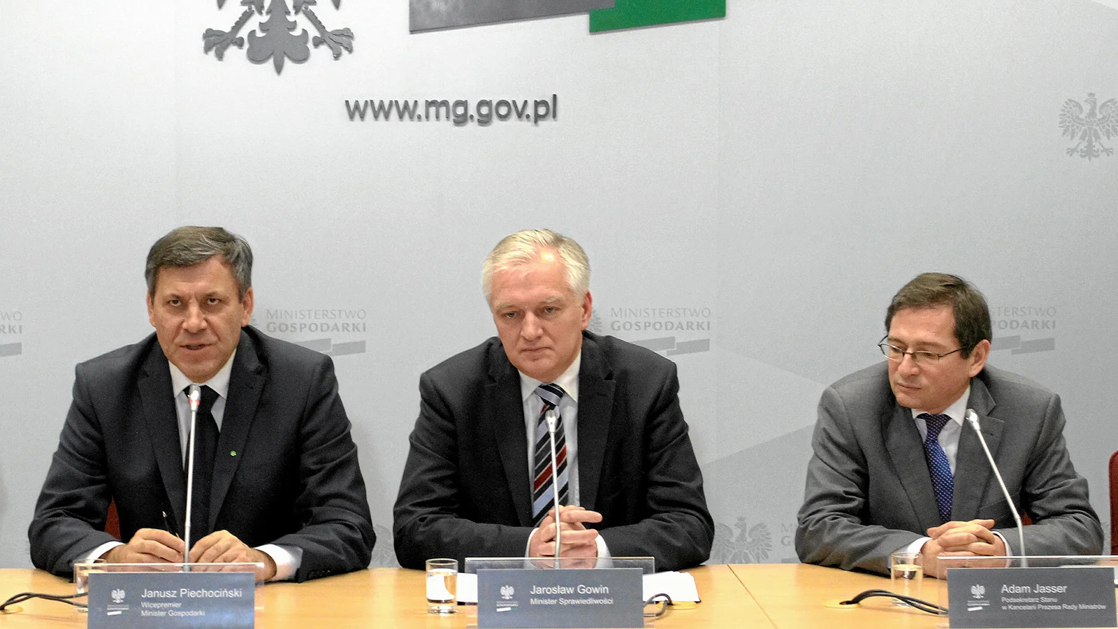 Adam Jasser był jedną z czołowych postaci administracji Donalda Tuska. Wcześniej przez wiele lat pracował w agencji Reuters i szefował organizacji demosEuropa. Po opuszczeni KPRM zajął stanowisko prezesa UOKiK.
