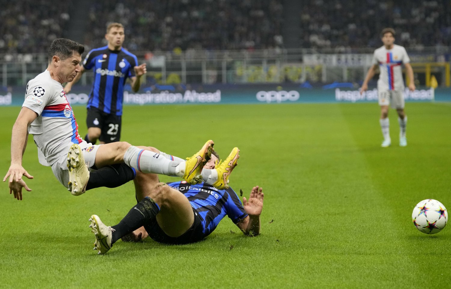 Lewandowski niemal spadł ze schodów w trakcie meczu LM. To mogło się zakończyć fatalnie