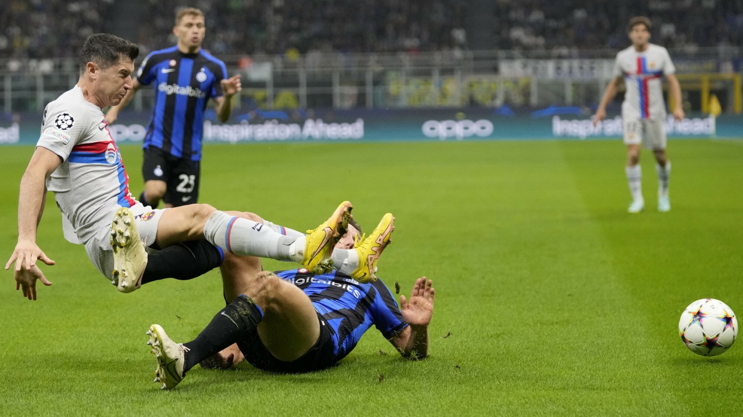 Lewandowski niemal spadł ze schodów w trakcie meczu LM. To mogło się zakończyć fatalnie