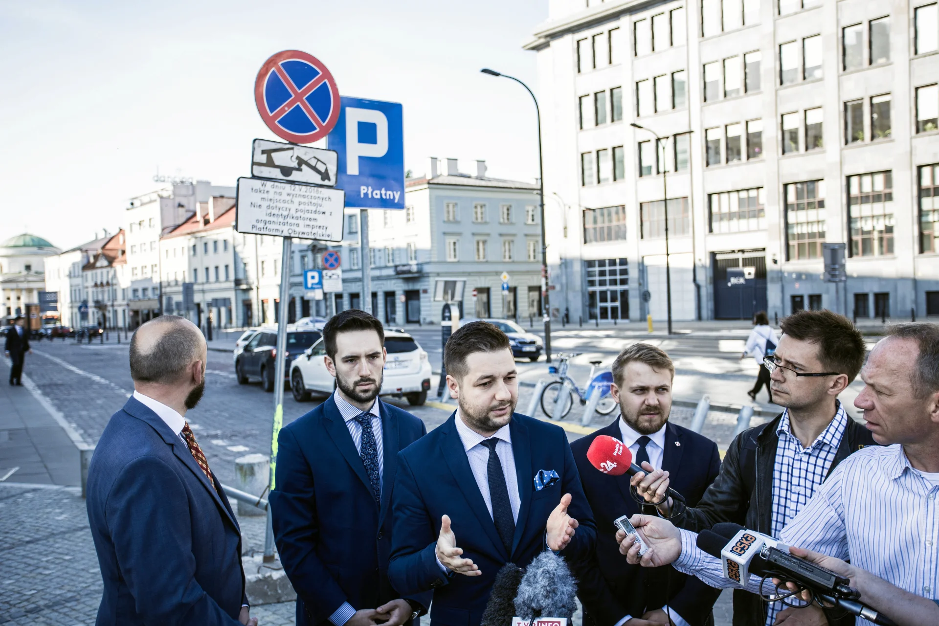 Patryk Jaki konferencją przy znaku drogowym chciał uderzyć w PO. Chyba jednak zapomniał o tym, że podobne znaki stawiano też dla PiS.