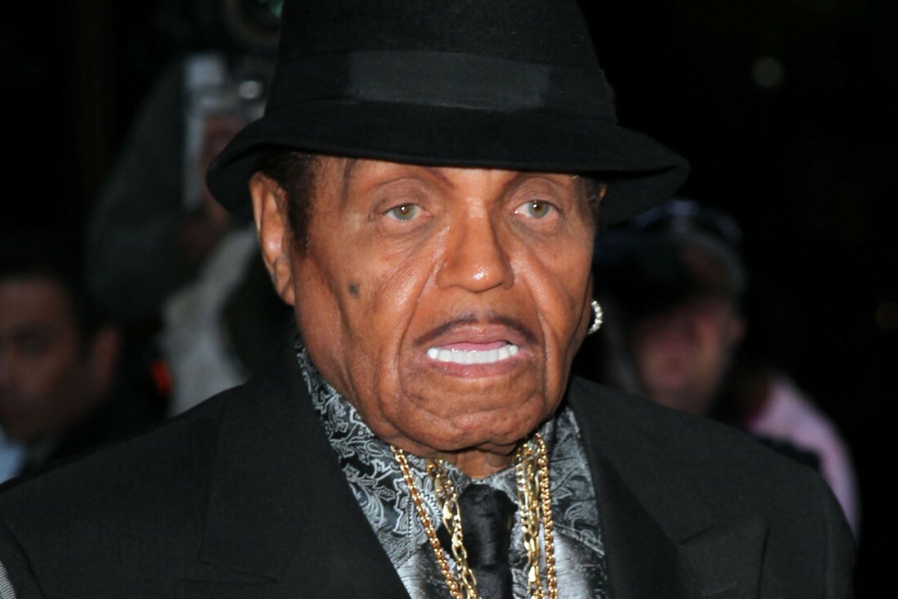 Tegoroczny kandydat na Oscara wcieli się w Joe Jacksona w filmie biograficznym poświęconym Michaelowi Jacksonowi. Tegoroczny kandydat na Oscara wcieli się w Joe Jacksona w filmie biograficznym poświęconym Michaelowi Jacksonowi.