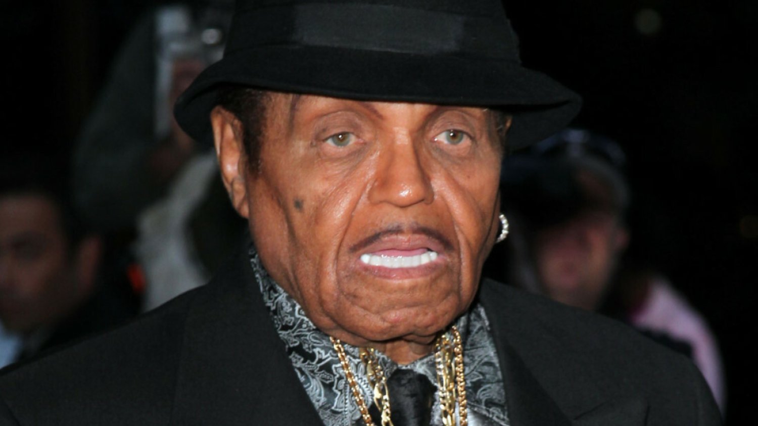 Tegoroczny kandydat na Oscara wcieli się w Joe Jacksona w filmie biograficznym poświęconym Michaelowi Jacksonowi. Tegoroczny kandydat na Oscara wcieli się w Joe Jacksona w filmie biograficznym poświęconym Michaelowi Jacksonowi.