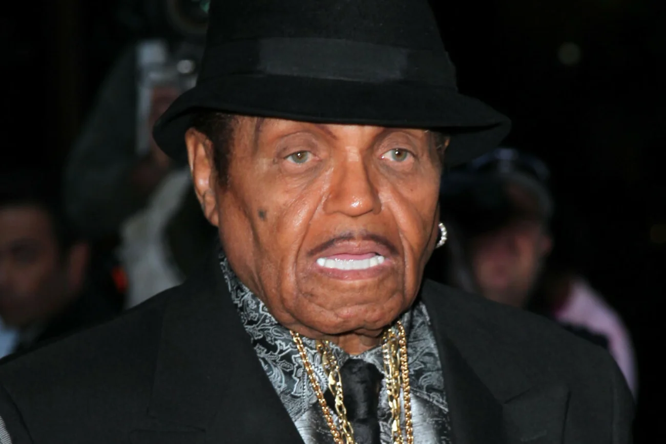 Tegoroczny kandydat na Oscara wcieli się w Joe Jacksona w filmie biograficznym poświęconym Michaelowi Jacksonowi.