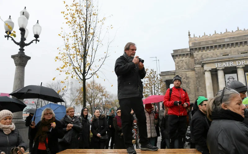 Chris Niedenthal fotografuje podczas Czarnego Protestu w 2016 roku.