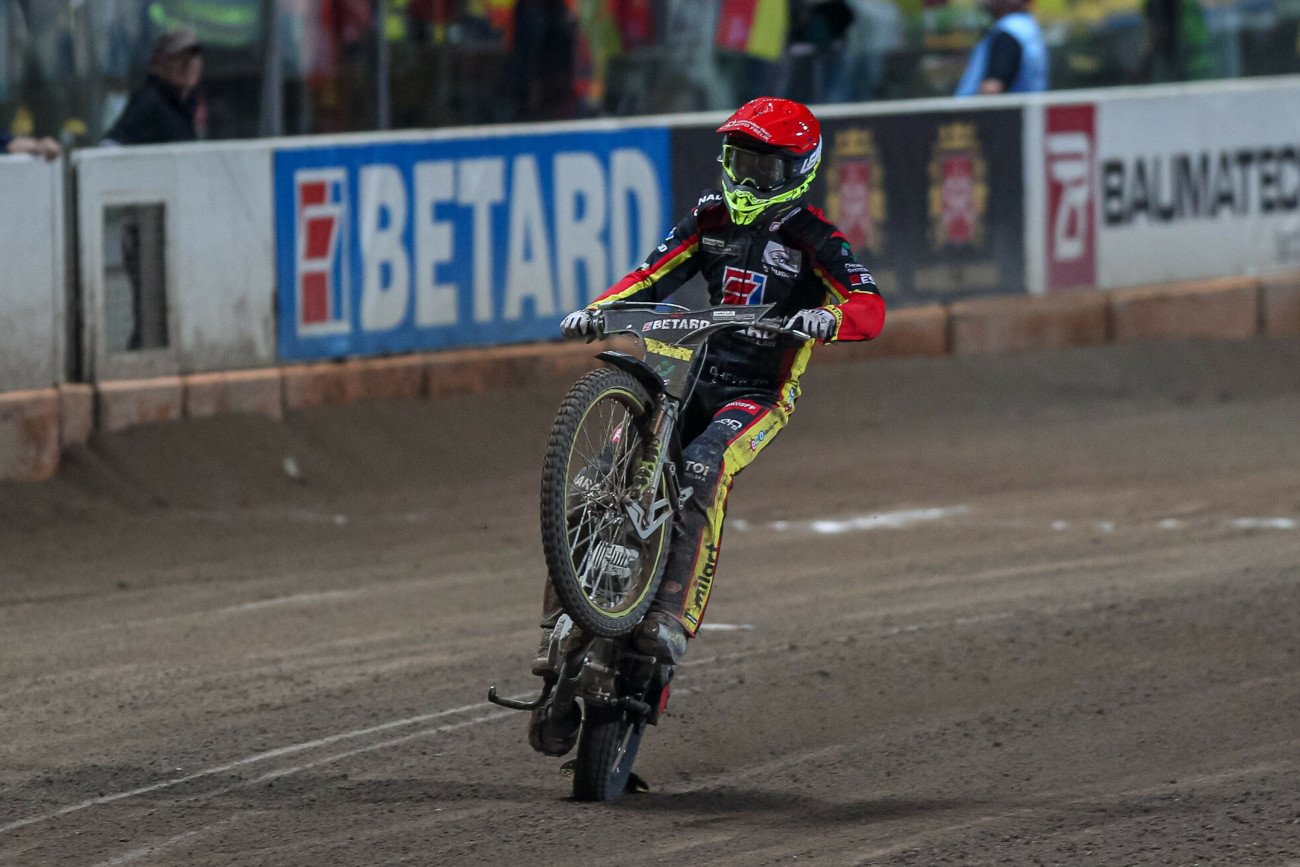 Artiom Łaguta świętujący tytuł mistrzowski w polskiej lidze po zwycięstwie z Betardem Spartą Wrocław w 2021 roku.